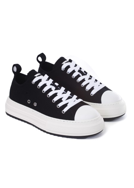 Shop DSQUARED2  Sneakers: Dsquared2 sneakers in tela di cotone.
Cuciture a contrasto.
Suola a cassetta.
Stapa lettering "DSQUARED2" sulla linguetta.
Loop sul tallone.
Lettering "DSQUARED2" impresso sul retro.
Made in Italy.. SNM0309 00300001-2124